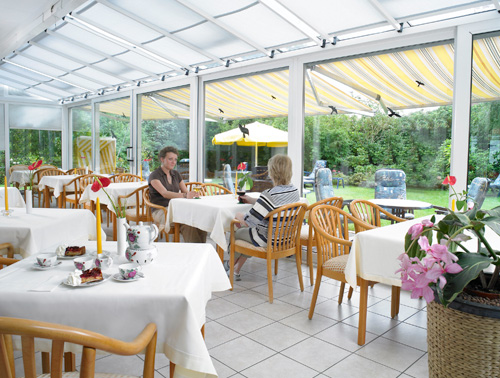 06-von-13-Im-lichtdurchfluteten-Wintergarten-koennen-Sie-am-Nachmittag-bei-Kaffee-oder-Tee-den-Tag-geniessen..jpg