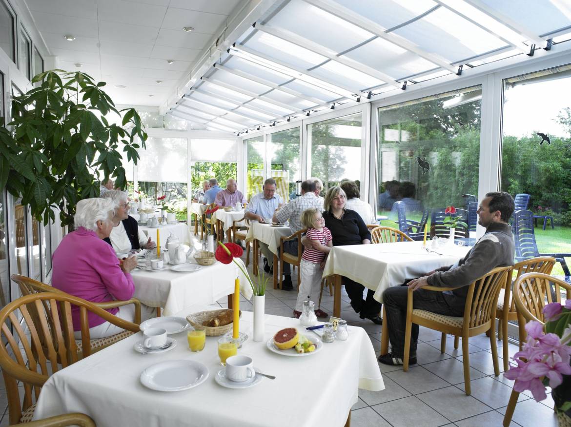 Fruehstuecksraum-mit-Gartenblick.jpg